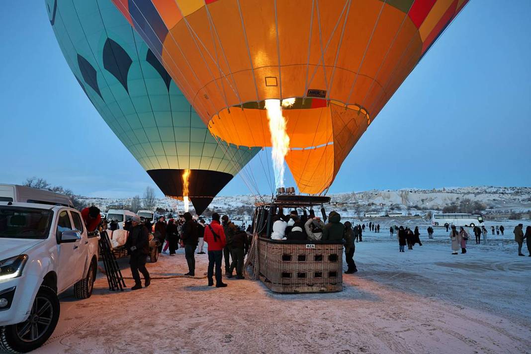 Beyaza bürünen Kapadokya büyüledi! Şehrin ışıkları geceyi aydınlattı 20